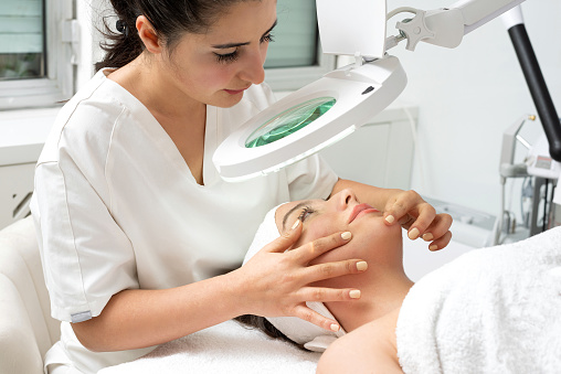 Postanite dermaestetik: naredite prvi korak k napredni kozmetični terapiji